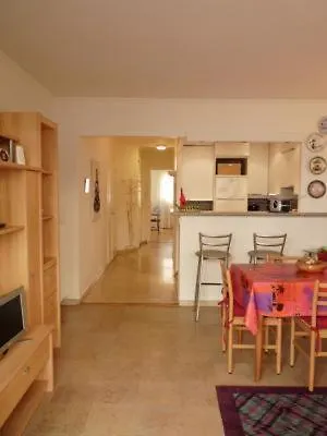 Sleeps 4 Air Con Wifi Apartment