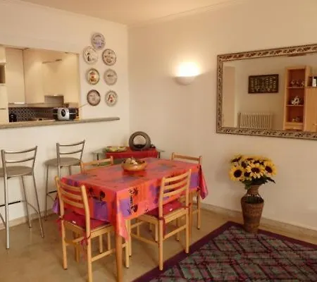 Sleeps 4 Air Con Wifi Apartment